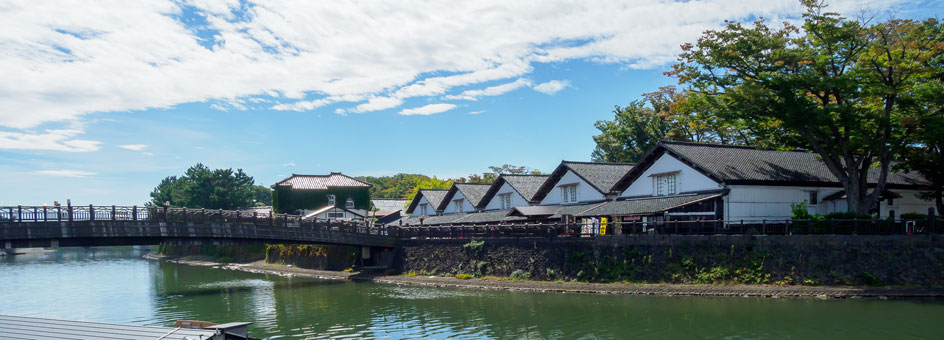 山居倉庫と新井田川